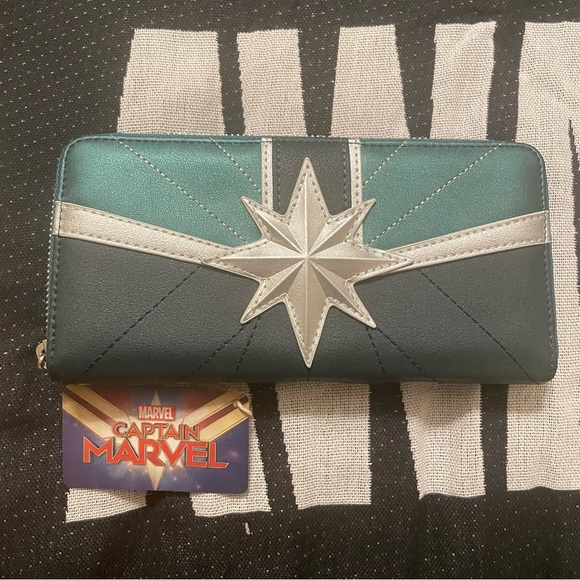 Loungefly Captain Marvel wallet - Picture 1 of 3